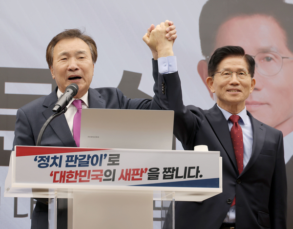 손학규 전 민주당·바른미래당 대표가 22일 서울 여의도 국민의힘 중앙당사에서 열린 정치개혁 관련 긴급 기자회견에서 국민의힘 김문수 대선 후보 지지 선언을 하고 있다. 2025.5.22 /연합뉴스