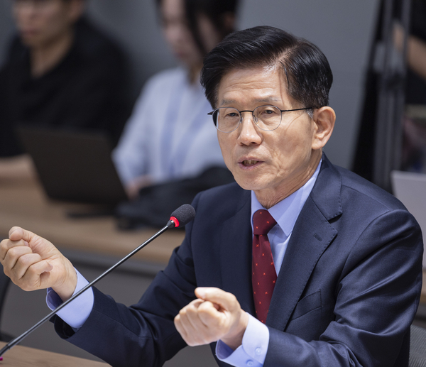 국민의힘 김문수 대선후보가 22일 서울 용산구 대한의사협회를 방문해 김택우 의사협회장을 비롯한 회장단과 가진 간담회에서 의정갈등 해소에 대한 입장을 설명하고 있다. 2025.5.22 /연합뉴스