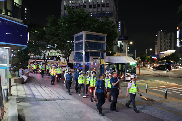 22일 저녁 수원시 인계동 일대에서 수원남부경찰서와 자율방범대원들이 합동순찰에 나서고 있다. /수원남부경찰서 제공