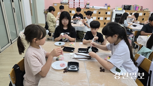 연천군과 (사)한국전통음식연구소는 7월까지 관내 초등학생과 중학생 538명을 대상으로 ‘학교로 찾아가는 개성 식문화 체험교육’을 진행하기로 했다.2025.5.23/연천군 제공