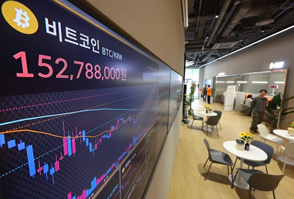 대표적 가상화폐인 비트코인이 사상 최초로 11만 달러를 넘어선 가운데 22일 서울 서초구 빗썸라운지 강남본점 전광판 비트코인 시세가 띄워져 있다. /연합뉴스