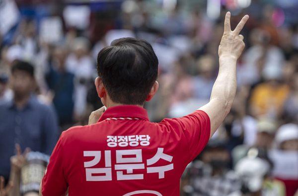 국민의힘 김문수 대선 후보가 22일 경기도 광명시 철산로데오거리에서 열린 유세에서 본인의 기호2번과 승리를 상징하는 ‘V’를 그려 보이고 있다. 2025.5.22 /연합뉴스