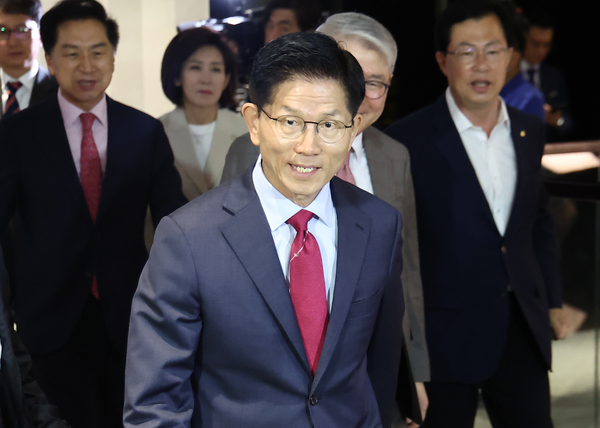 국민의힘 김문수 대선 후보가 23일 중구 더플라자호텔 서울에서 열린 2025년 제3회 국가와 민족을 위한 조찬기도회에 참석하고 있다. 2025.5.23 /연합뉴스
