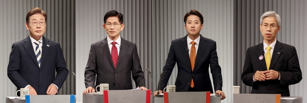 더불어민주당 이재명·국민의힘 김문수·개혁신당 이준석·민주노동당 권영국 대선후보가 23일 서울 여의도 KBS 스튜디오에서 열린 제21대 대선 2차 후보자 토론회를 준비하고 있다. 2025.5.23 /연합뉴스