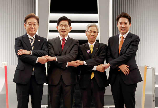 더불어민주당 이재명·국민의힘 김문수·민주노동당 권영국·개혁신당 이준석 대선후보가 23일 서울 영등포구 여의도 KBS 스튜디오에서 열린 제21대 대선 2차 후보자 토론회 시작에 앞서 기념 촬영하고 있다. 2025.5.23 /연합뉴스