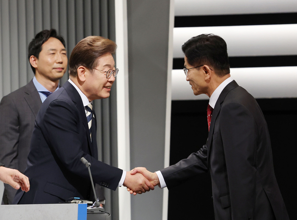 더불어민주당 이재명 대선후보와 국민의힘 김문수 대선후보가 23일 서울 영등포구 여의도 KBS 스튜디오에서 열린 제21대 대선 2차 후보자 토론회에 앞서 인사하고 있다. 2025.5.23 /연합뉴스