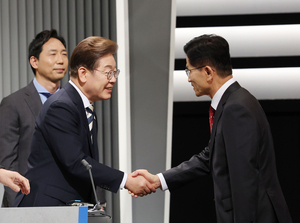 [대선 2차 TV토론] 이재명 “진짜 공화국” vs 김문수 “가짜 퇴치” 격돌