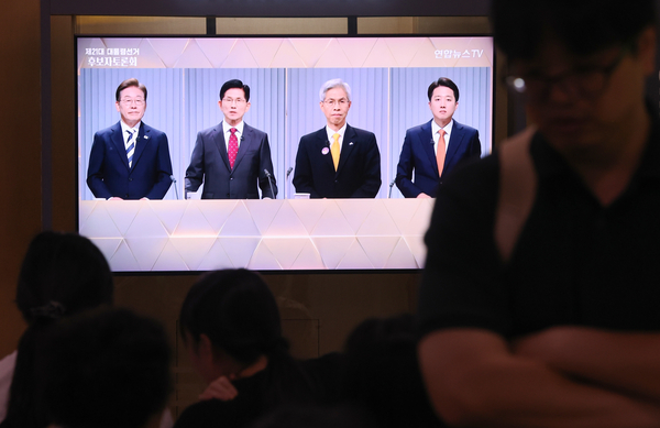 23일 서울역 대합실에서 시민들이 제21대 대통령선거 2차 후보자 토론회 중계방송을 시청하고 있다. 2025.5.23 /연합뉴스