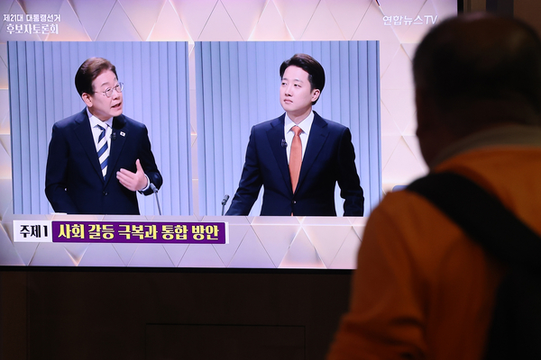 23일 서울역 대합실에서 제21대 대통령선거 2차 후보자 토론회가 생중계되고 있다. 2025.5.23 /연합뉴스