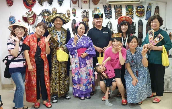 안산 다문화거리 미식투어 프로그램에 참가한 관광객들이 다문화거리를 둘러보고 있다. /안산시 제공