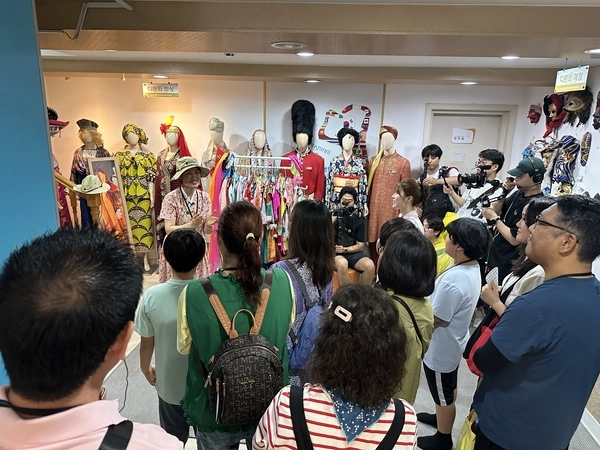 안산 다문화거리 미식투어 프로그램에 참가한 관광객들이 다문화거리를 둘러보고 있다. /안산시 제공