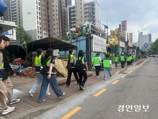 수원에 거주하는 중국 동포들과 ‘경찰학실습’ 강의를 수강하는 경기대 경행과 재학생들, 수원중부경찰서 소속 경찰관들이 수원시 지동 일대를 순찰하고 있다. 2025.5.22 /목은수기자wood@kyeongin.com