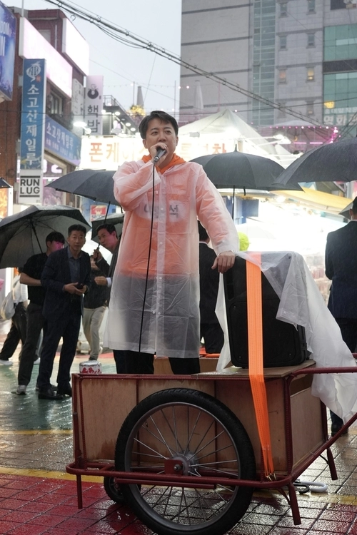 이준석 후보의 리어카 유세전은 MZ세대를 겨냥한 행보로 골목길 구석구석을 누빈다는 기획으로 리어카에 올라서서 마이크를 들고 대중연설을 하곤 한다. /개혁신당 제공