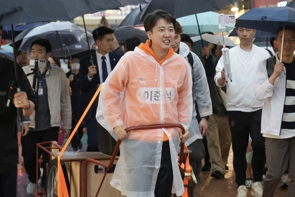 이준석 후보의 리어카 유세전은 MZ세대를 겨냥한 행보로 골목길 구석구석을 누빈다는 기획으로 리어카에 올라서서 마이크를 들고 대중연설을 하곤 한다. /개혁신당 제공