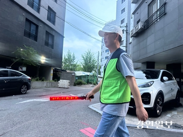 지난 2007년에 한국에 입국한 뒤 수원에서 거주하고 있는 중국 동포 이길동(68·귀화)씨는 “술에 취해 위험하게 움직이는 사람들을 제지하는 등 방범 활동을 하면서 보람을 느낀다”고 말했다. 2025.5.22 /목은수기자wood@kyeongin.com