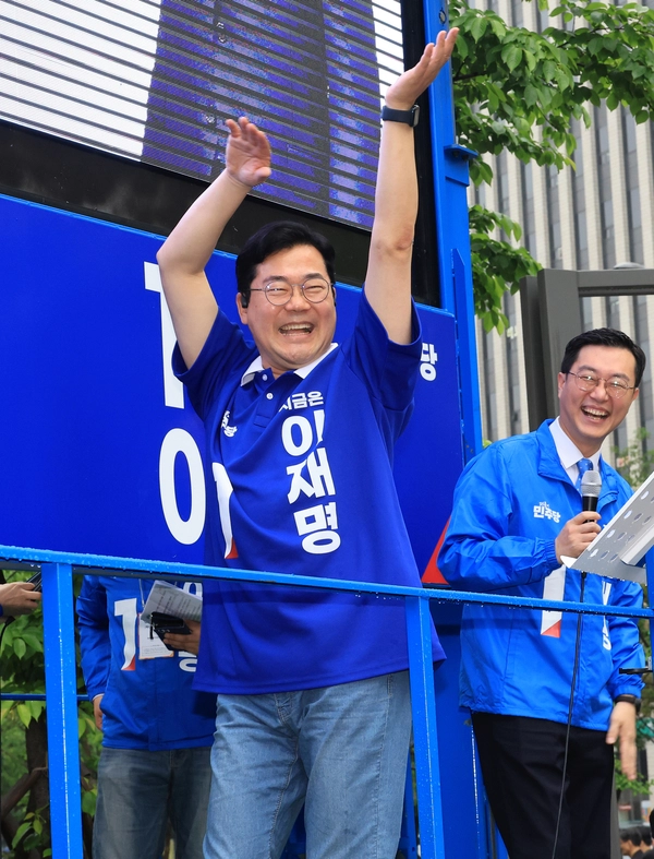 더불어민주당 상임총괄선대위원장인 박찬대 원내대표가 16일 서울 영등포구 여의도에서 열린 집중유세에서 이재명 후보를 홍보하며 춤을 추고 있다. 2025.5.16 /연합뉴스