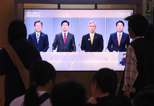 23일 서울역 대합실에서 시민들이 제21대 대통령선거 2차 후보자 토론회 중계방송을 시청하고 있다. 2025.5.23 /연합뉴스