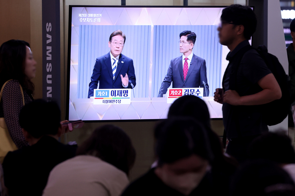 23일 서울역 대합실에서 제21대 대통령선거 2차 후보자 토론회가 생중계되고 있다. 2025.5.23 /연합뉴스