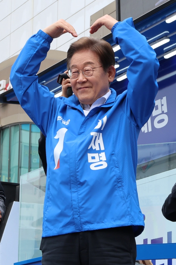 더불어민주당 이재명 대선 후보가 24일 경기 부천시 부천역 북부광장에서 열린 유세에서 시민들에게 인사하고 있다. 2025.5.24 /연합뉴스