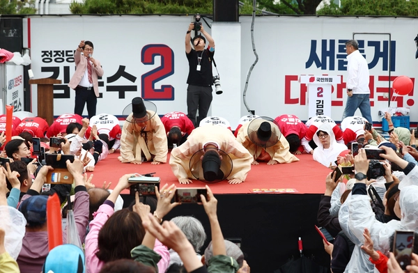 국민의힘 김문수 대선 후보가 24일 경북 안동시 웅부공원에서 유세를 하고 있다. 2025.5.24 /연합뉴스