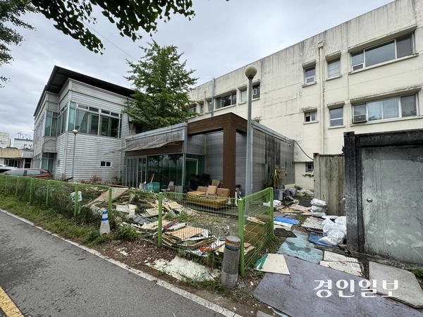 여주시 중앙동에 위치한 옛 고려병원 후문 주변에 각종 폐기물이 쌓여 도시미관을 해치고 있다. 2025.5.22 여주/양동민기자 coa007@kyeongin.com