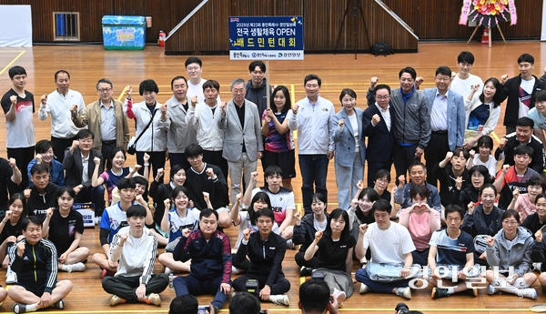 24일 용인시 (구)경찰대학교 체육관에서 열린 전국 생활체육 OPEN배드민턴 대회 개회식에서 이상일 용인특례시장, 유진선 용인특례시의회의장, 부승찬 국회의원, 홍정표 경인일보 대표이사 사장 및 참가선수들이 기념촬영을 하고 있다. 2025.5.24 /취재팀