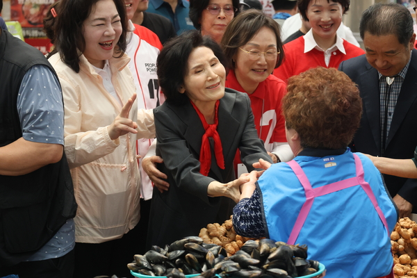 국민의힘 김문수 대선 후보의 배우자 설난영 여사가 평택 통복시장을 방문한 자리에서 상인과 대화하고 있다. 2025.5.25 /국민의힘 제공