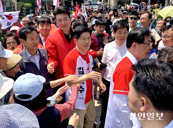 국민의힘 김문수 대선 후보가 25일 오후 충남 공주 공산성 앞에서 집중유세를 마치고 지지자들에 둘러싸여 이동하고 있다. 2025.5.25 공주/김우성기자 wskim@kyeongin.com