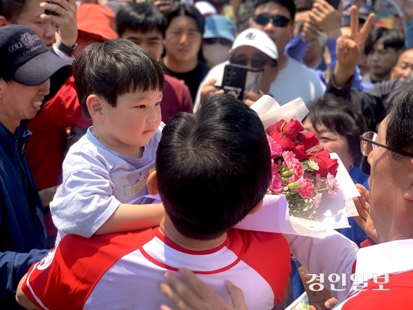 국민의힘 김문수 대선 후보가 충남 공주 공산성 유세 종료 후 군중 속에 있던 어린아이를 안아 올리고 있다. 2025.5.25 공주/김우성기자 wskim@kyeongin.com