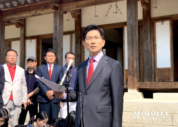 국민의힘 김문수 대선 후보가 25일 오전 충북 옥천 육영수 여사 생가를 방문한 뒤 취재진 앞에서 현안 관련 입장을 발표하고 있다. 2025.5.25 옥천/김우성기자 wskim@kyeongin.com