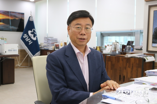 김미숙 여사와 함께 ‘올해의 모범 부부’에 선정된 신상진 성남시장. /경인일보DB