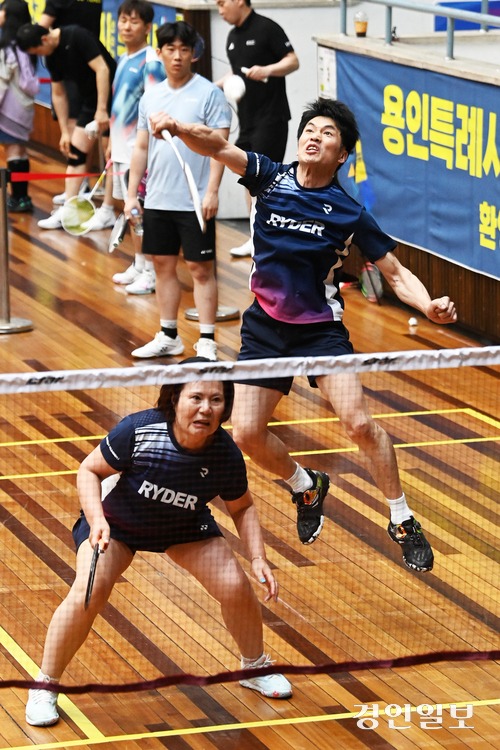 제23회 용인특례시·경인일보배 전국 생활체육 OPEN배드민턴 대회 첫날인 24일 용인시 (구)경찰대학교 체육관에서 참가 선수들이 기량을 뽐내고 있다. 2025.5.24 /취재팀