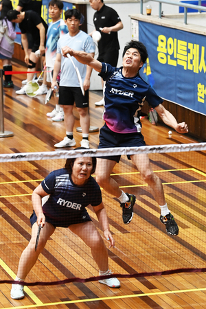 [제23회 용인시·경인일보배 배드민턴] 코트를 가르는 셔틀콕 향연… 동호인들 아낌없는 기량 발휘