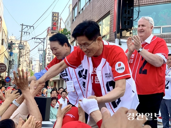 국민의힘 김문수 대선 후보가 충남 서산 중앙통 로데오거리 유세에서 지지자들의 손을 잡아주며 인사하고 있다. 2025.5.25 서산/김우성기자 wskim@kyeongin.com