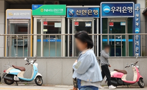 금융위원회는 최근 예금자 보호 한도를 1억원으로 올리는 내용을 담은 6개 법령의 일부 개정에 관한 대통령령안을 입법 예고했다. 사진은 5일 서울 시내의 ATM 모습. 2025.5.5 /연합뉴스