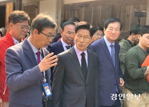 국민의힘 김문수 대선 후보가 25일 오전 충북 옥천 육영수 여사 생가를 찾아 해설사로부터 설명을 듣고 있다. 2025.5.25 옥천/김우성기자 wskim@kyeongin.com