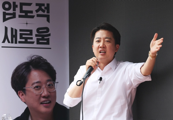 개혁신당 이준석 대선 후보가 24일 경기도 수원시 팔달구 수원역 로데오거리에서 지지를 호소하고 있다. 2025.5.24 /연합뉴스