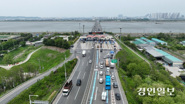 이재명 더불어민주당 대선 후보가 공동체 원리에 부합하지 않는다며 ‘일산대교 통행료 무료화’ 추진 의지를 밝혔다. 일산대교 통행료 무료화에 대해 인근 주민들의 반응이 뜨겁다. 사진은 지난 13일 김포시 일산대교톨게이트의 모습. 2025.5.13 /최은성기자 ces7198@kyeongin.com
