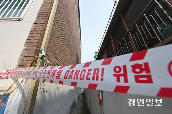 21일 오후 수원시 장안구의 한 다세대주택 외벽이 볼록하게 부풀어 올라 붕괴 우려로 인해 통제되고 있다. 2025.5.21 /최은성기자 ces7198@kyeongin.com