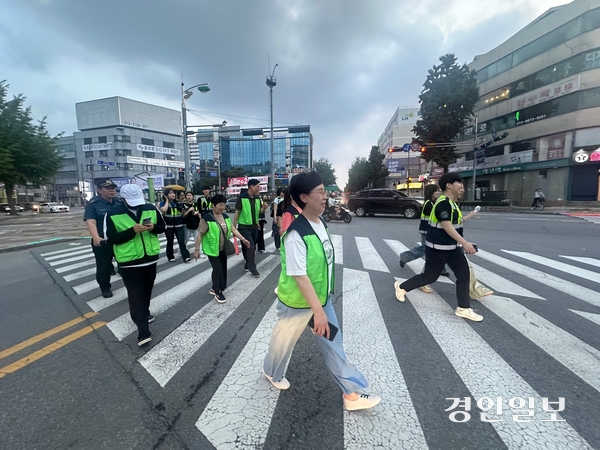 수원에 거주하는 중국 동포들과 ‘경찰학실습’ 강의를 수강하는 경기대 경행과 재학생들, 수원중부경찰서 소속 경찰들이 수원시 지동 일대를 순찰하고 있다. 가운데는 노순자 수원시중국동포협회장. 2025.5.22 /목은수기자wood@kyeongin.com