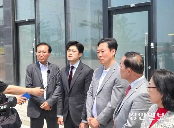 김용태 국민의힘 비상대책위원장이 26일 시흥 거북섬을 찾아 “이재명 민주당 후보는 지금이라도 당장 거북섬을 방문해 대책을 내놓아야 한다”고 강조했다. 2025.5.26 /김태강기자 think@kyeongin.com