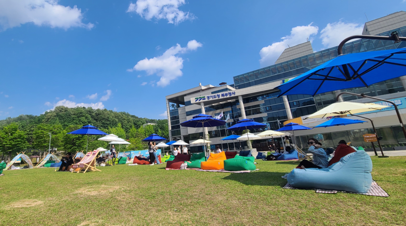파란 하늘 아래 독서 삼매경… ‘책 읽는 경기평화광장’ 호평