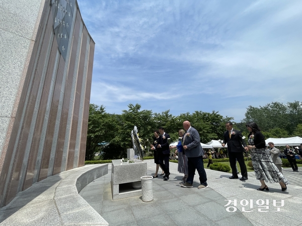 26일 가평군 북면 미국참전 기념비 경내에서 열린 미군 한국전쟁 참전 및 가평전투 제74주년 기념행사에서 가쓰그린 미국 유타주 시더시장을 비롯한 관계자들이 헌화하고 있다. 이날은 74년전 미군 213야전포병대대가 가평군 북면에서 중공군과 치열한 전투를 벌인 날이다. 1951년 5월26일 북면 화악1리 움터에서는 미 유타주방위군 213야전포병대대 240명이 4천여 명의 중국 인민지원군과 포격전 등 치열한 전투를 벌여 단 한 명의 피해도 없이 중공군을 물리쳤다. 중공군 전사 350명, 생포 830명이란 경이로운 전과를 올린 기적의 전투 현장이기도 하다. 군과 시더시는 2009년 자매결연을 맺고 다양한 분야에서 활발한 교류를 하고 있다. 2025.5.26 가평/김민수기자 kms@kyeongin.com