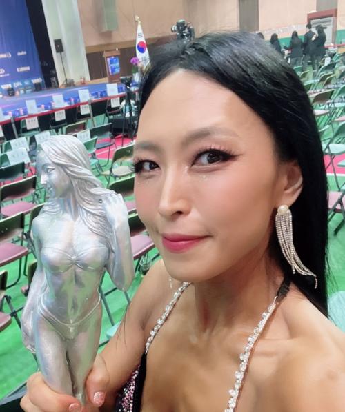 광주시 박근혜 홍보팀장이 지난 25일 열린 ‘2025 제60회 Mr.&Ms. 경기선발대회’에서 2위를 차지한 뒤 트로피를 들어보이고 있다. /광주시 제공