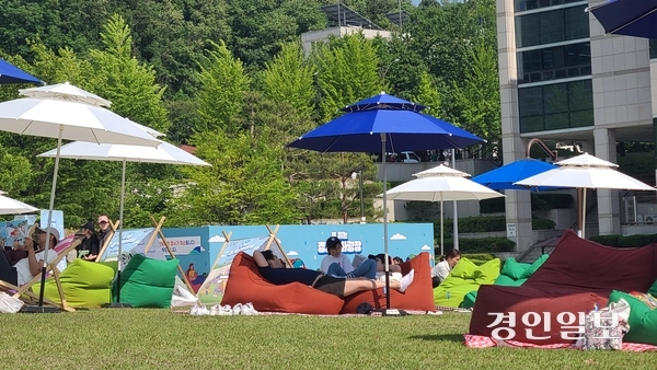 경기도 북부청사의 ‘책 읽는 경기평화광장’ 행사에서 시민들이 책을 읽고 있다. 2025.5.25 /오수진기자 nuri@kyeongin.com