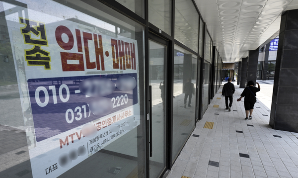 26일 오후 시흥시 정왕동 해저관광레저타운인 거북섬 웨이브파크 인근 한 공실 상가 건물에 임대 문의 포스터가 붙어 있다. 2025.5.26 /이지훈기자 jhlee@kyeongin.com