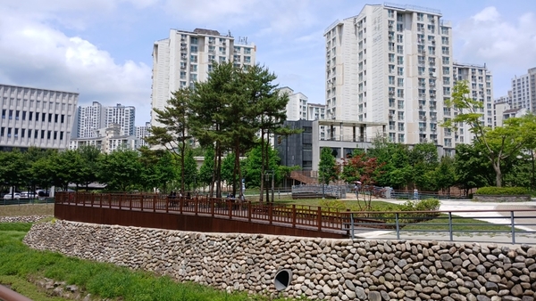 의정부시는 송산3동행정복지센터 앞 녹지대에 ‘다목적 쉼터’ 조성을 마치고 시민에게 개방했다. /의정부시