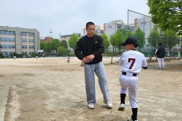 유망주 투수 방준성이 최근 스승의 날을 맞아 모교인 부곡초를 방문해 후배들에게 조언하고 있다. /경인일보DB