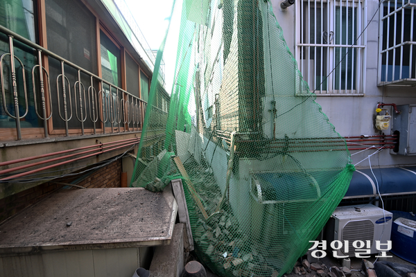 최근 외벽이 부풀어올라 안전 우려로 주민들이 긴급 대피했던 수원시의 한 다세대주택이 26일 붕괴됐다. 사진은 다세대주택 외벽 마감재가 무너져 내린 모습. 2025.5.26 /최은성기자 ces7198@kyeongin.com