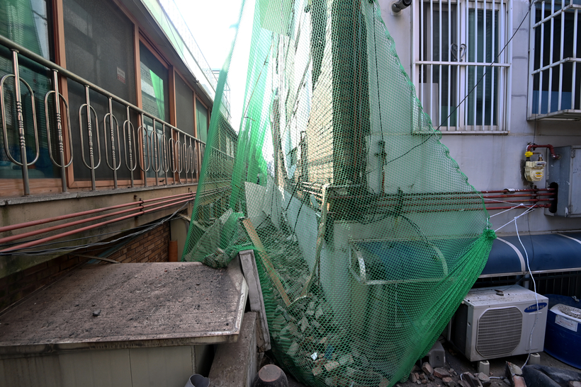 부푼 외벽 와르르… 수원시, 선제조치 인명피해 ‘0’